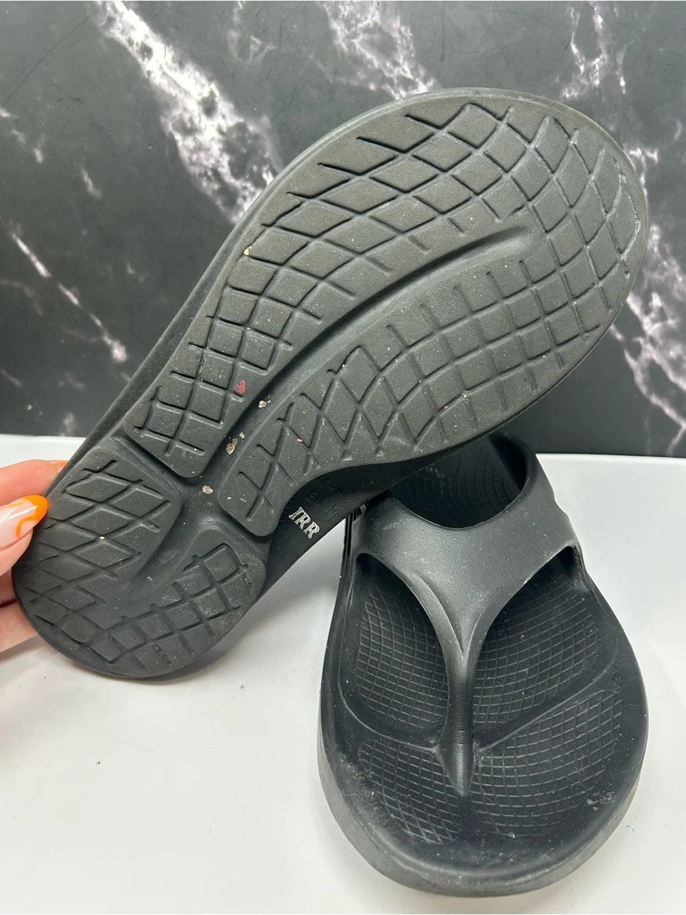 OOFOS Black Recovery Flip Flops size 8 - Picture 3 of 4